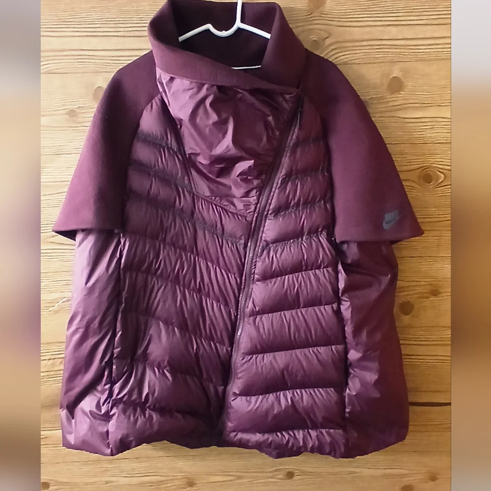 Nike Women's Burgundy Puffer Jacket - Picture 2 of 9
